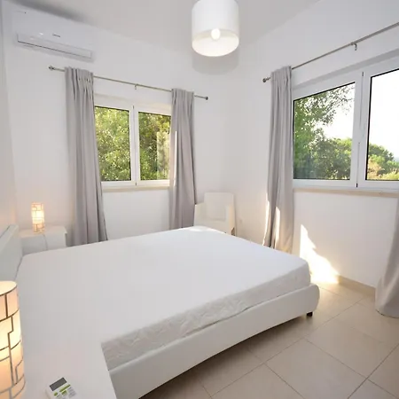 Family With Pool And Barbecue * Alcobaça