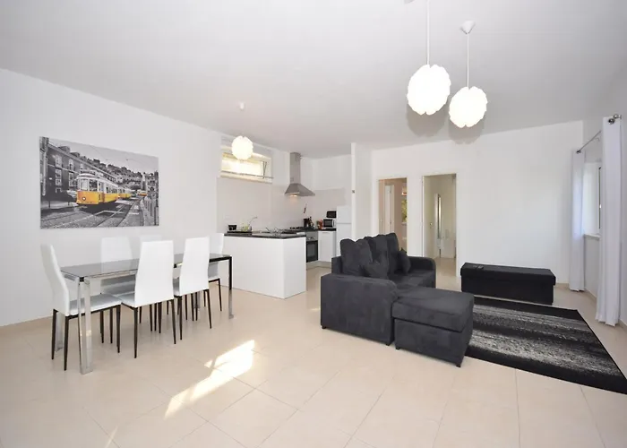 Family With Pool And Barbecue アルコバサ